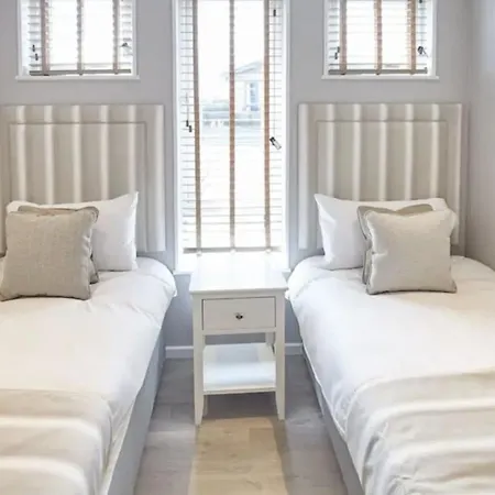 Stunning At Bay - Dog Friendly 펜션 런스윅